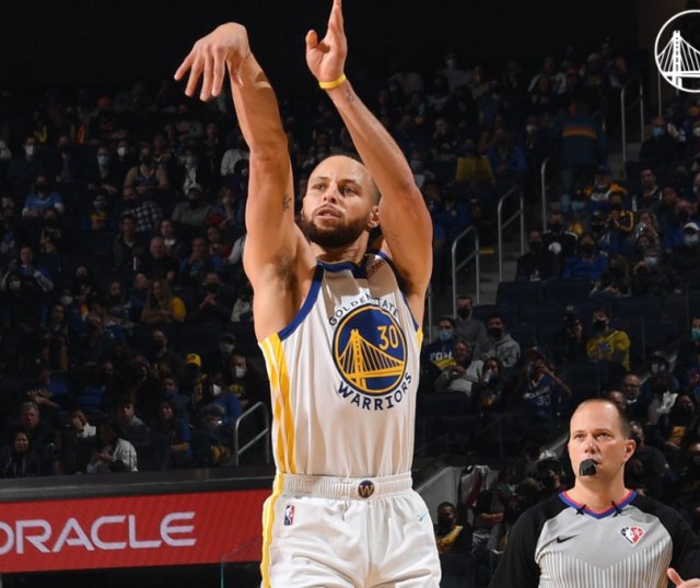 nba库里压哨绝杀勇士险胜火箭