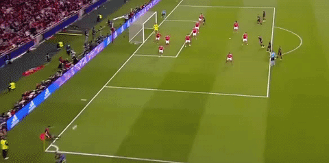 阿隆索角球发后点,马丁内斯头球摆渡,穆勒射空门得手.