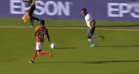 比赛开始仅4分钟,伊布就接巴伦西亚右路传中凌空侧钩破门.