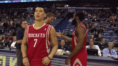 击掌互动 但有的时候一次好的握手也会以失败告终,比如当两名没有默契