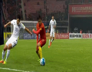 黄喜灿球闷尹鸿博 双方小范围冲突|gif
