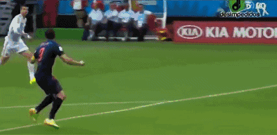 gif|雷不到你算我输:鲁尼被花式爆头 c罗变撒亚人