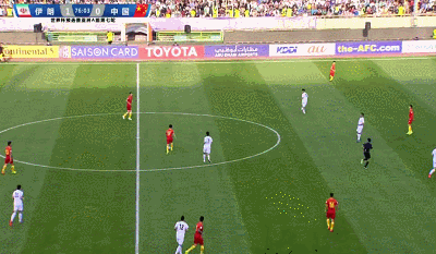 急中生智!姜至鹏滑倒后迅速起身人球分过|gif