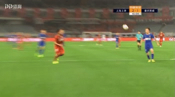 45浩克右路传中,武磊禁区内头球攻门,角度太正,被门将化解.