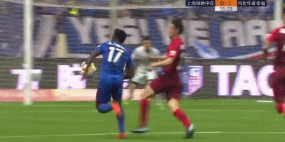 禁区,在与身后的任航发生身体接触后倒地,莫雷诺投诉犯规,而裁判则未