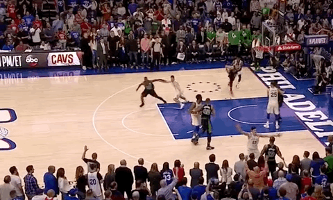 4秒,凯尔特人以97比98落后一分,斯玛特前场发球,罗齐尔率先启动将