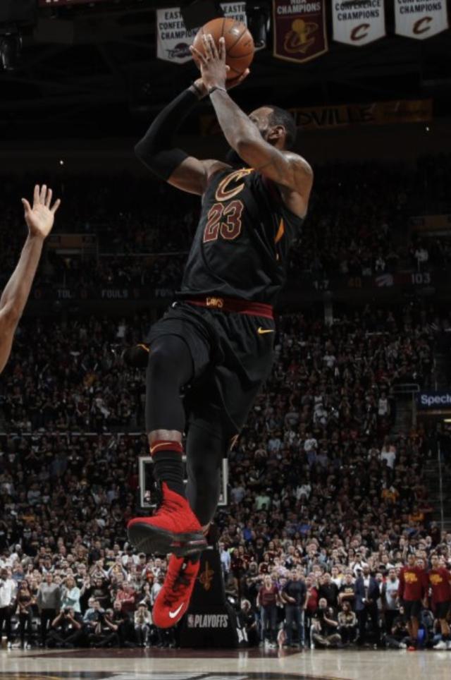 【鞋·将】詹姆斯命中季后赛压哨穿的都是什么