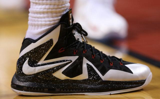 【鞋·将】詹姆斯命中季后赛压哨穿的都是什么