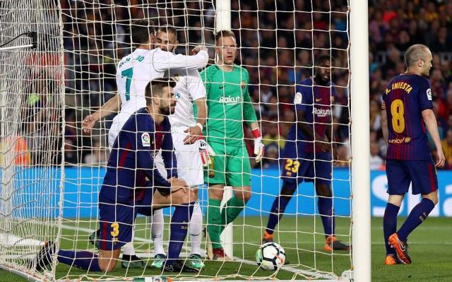 1525648218310031105.jpg 4BECE7F100000578-5697379-Ronaldo_bravely_drove_through_the_tackle_of_Gerard_Pique_to_forc-a-3_1525641937476.jpg