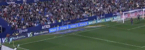 64 布斯克茨右路低传,库蒂尼奥禁区前沿半凌空抽射入左上角.