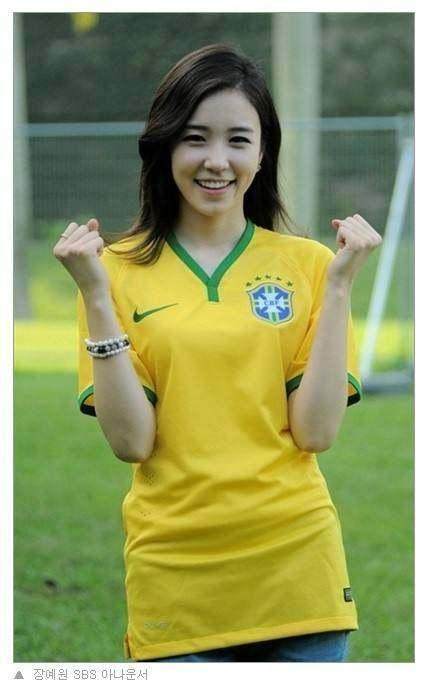 胸夹手机技扬海外在2014的巴西世界杯赛场上,足球宝贝樊玲以胸夹手机