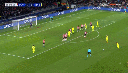 70梅西主罚前场任意球,皮克插上反越位垫射破门