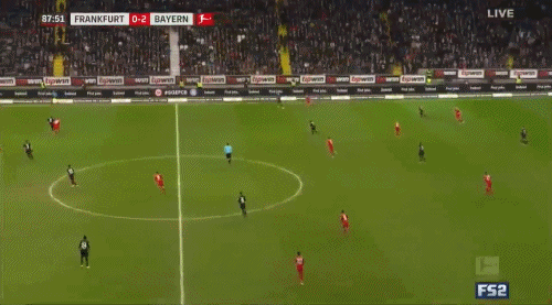 89拜仁右路进攻,拉菲尼亚得球后在大禁区角外侧起脚吊射入远角