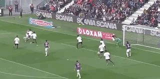 内马尔彩虹过人遭嘘 对手主帅:别嘘他,他是艺术家