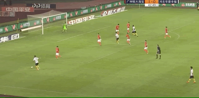 比赛第50分钟,何超禁区弧顶前远射,皮球被门将没收.