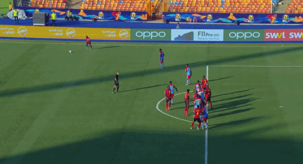 55米亚险些亲自破门,他的直接任意球被门将飞身托出