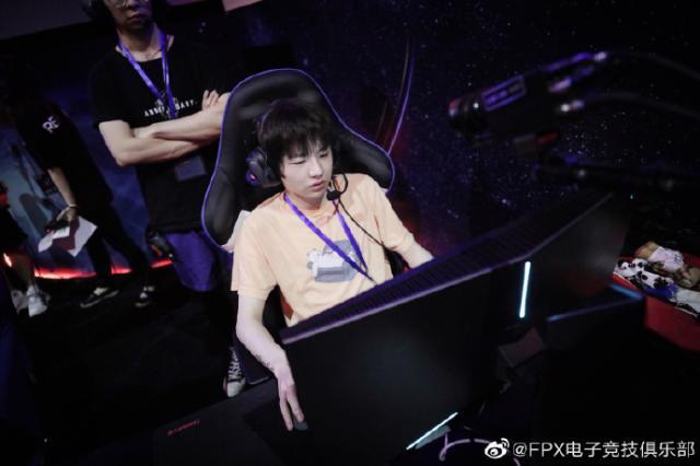 我是体坛电竞的记者苏一凡,现在在我身边的是fpx辅助选手刘青松(crisp