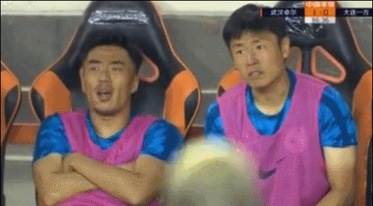 上一轮,当郑龙在替补席与赵旭日为队友的接连失误而咆哮时,不少大连