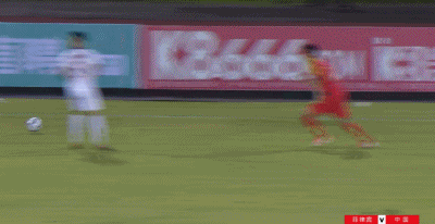 焦点瞬间:武磊禁区内摔倒,裁判并未表示!