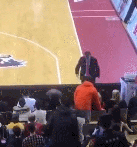 竖中指还辱骂江苏主帅妻子?句容市篮协主席引众怒