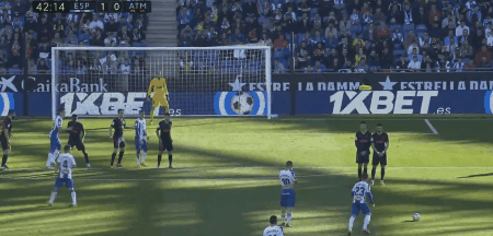 第43分钟,恩巴尔巴任意球攻门,被奥布拉克扑出.