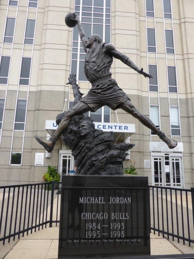 michael-jordan-statue-692d920f-9b66-40bd-a2d5-49e80e4327c-resize-750.jpeg