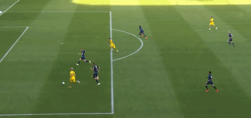 阿扎尔和桑乔在三分钟内连进两球取得领先,许内迈尔点射破门扳回一球