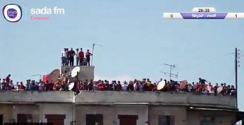 叙利亚球迷爬上楼顶观看本国联赛.jpg