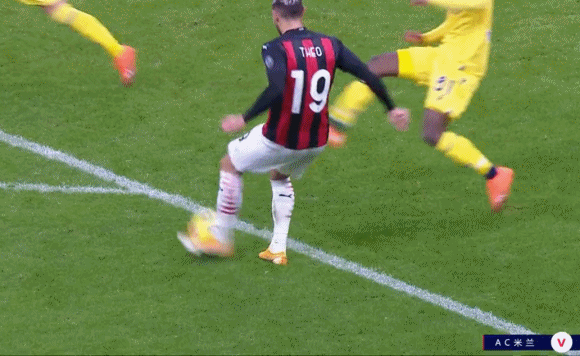 66凯西禁区内被洛瓦托踢倒,但伊布的点球直接飞出横梁