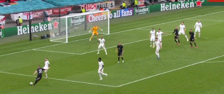 45 1 穆勒边路回传失误,斯特林突至禁区边缘倒地,凯恩左侧拿球单挑