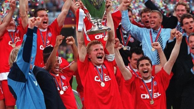 stefan_effenberg_lifts_the_trophy_after_bayern_see_off_valencia_in_2001.jpeg