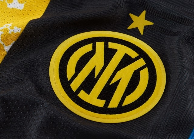 国米推出特别版球衣新队徽首秀