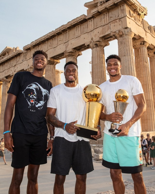 字母哥三兄弟带冠军金杯荣归故里