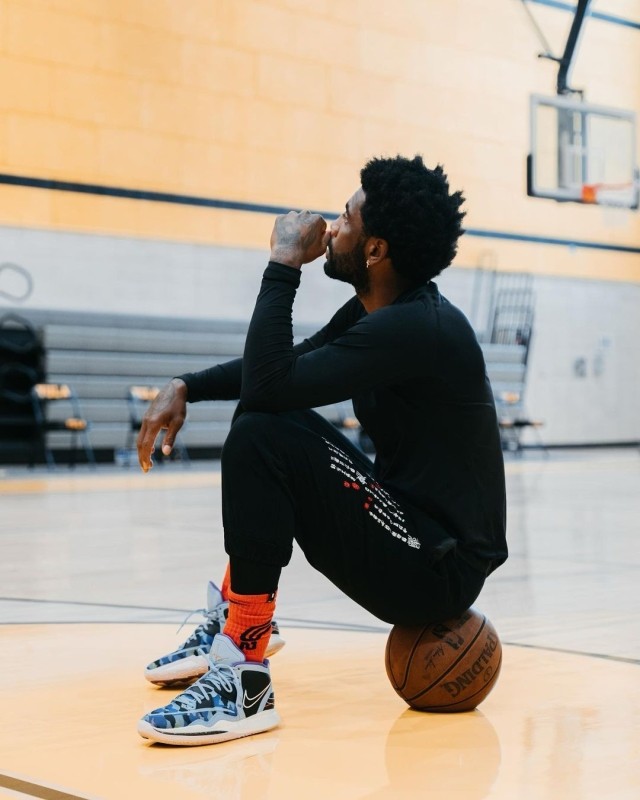 欧文穿全新签名鞋进行训练