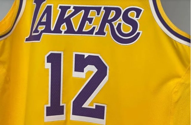 纳恩晒个人湖人12号球衣