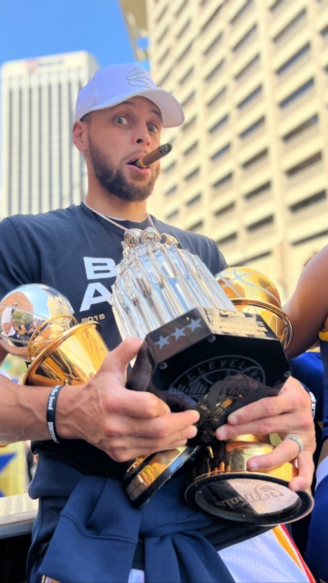 库里荣耀加身出席夺冠游行