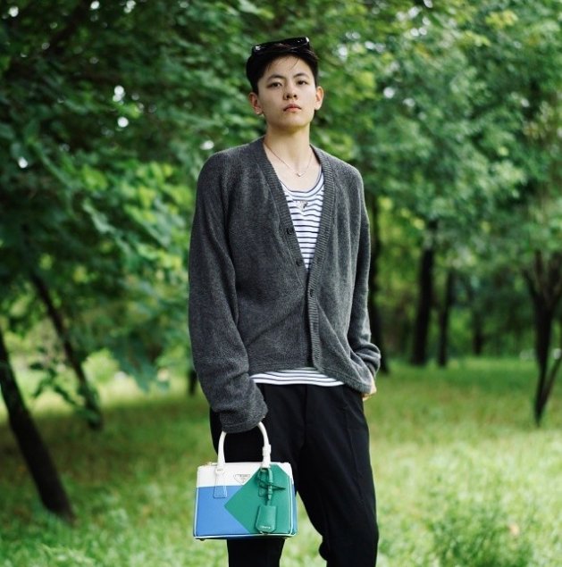 杨舒予晒出几张自己的时尚照片,配文写道:"想了很久不知道用什么文案