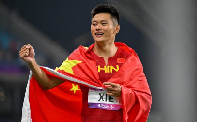 谢震业担任亚运闭幕式中国队旗手