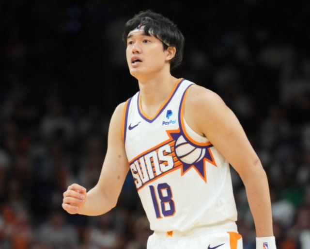 太阳主帅沃格尔接受采访,谈到为何喜欢渡边雄太,他说道:"你不能放他的