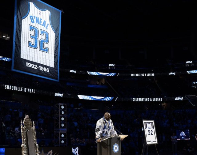 魔术正式退役奥尼尔的32号球衣
