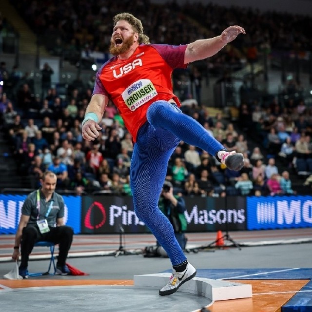 世界室内田径锦标赛男子铅球决赛中,奥运冠军瑞安·克劳瑟在倒数第二