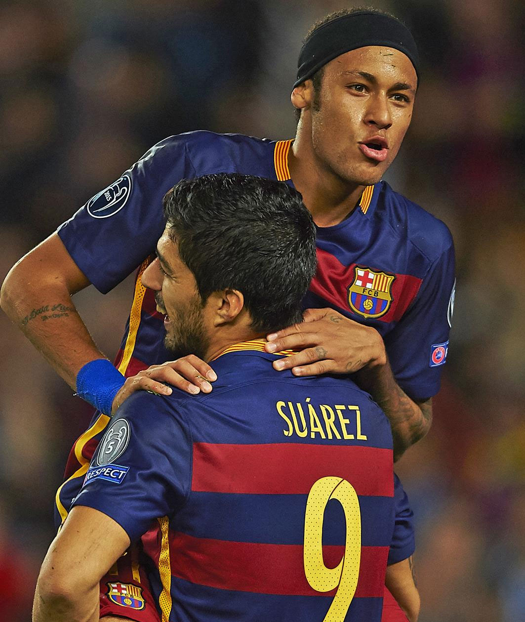内马尔锁定3比0胜局后跃入助攻者苏亚雷斯怀中庆祝.