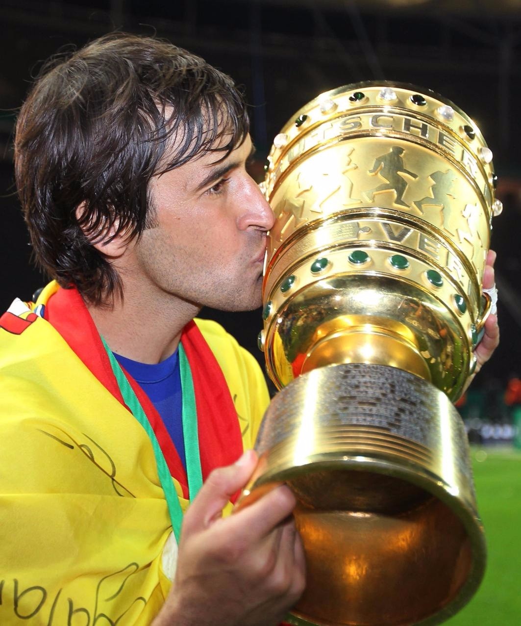 皇马金童即将退役回顾巨星劳尔的传奇一生