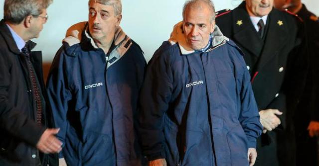 两意大利人质被囚半年 各穿巴萨皇马外套逃生