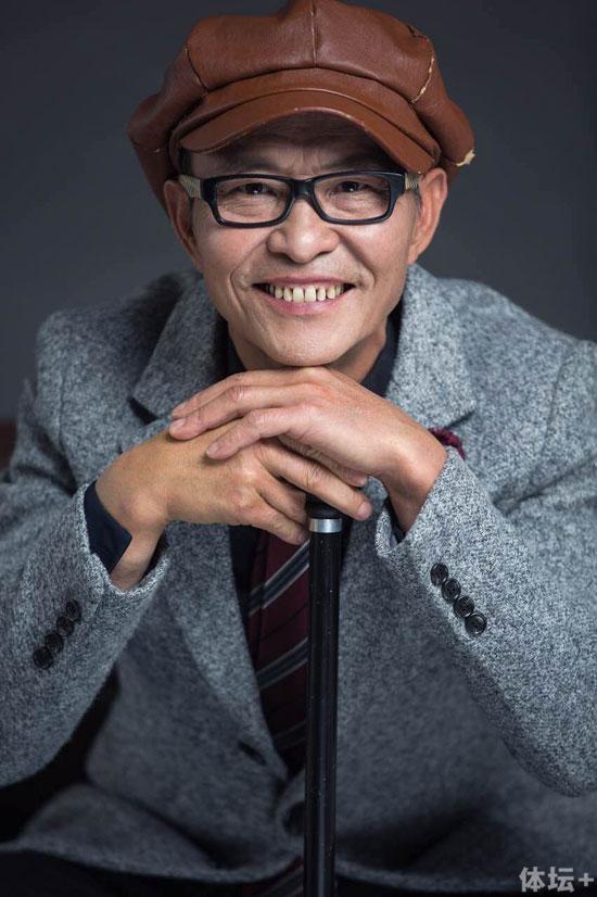 成都61岁爆眼子老头成网红八块腹肌直逼李伯清