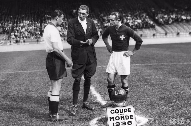 1938年世界杯 应该是德国1-1瑞士那场 右边是瑞士队长Minelli-Severino.jpg