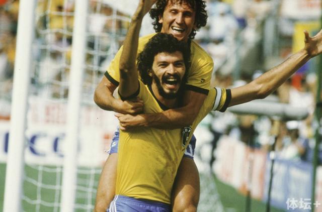 1982 Socrates and Zico.jpg