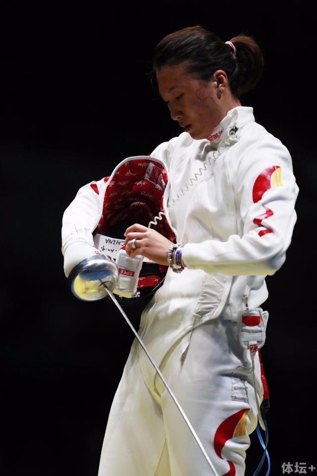 在2016年里约奥运会女子个人重剑比赛中,中国选手许安琪以8比15不敌
