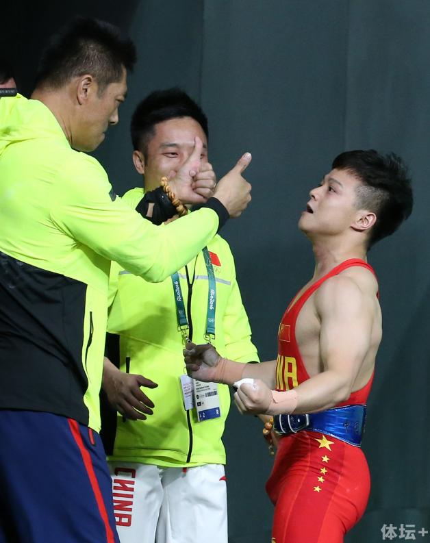 龙清泉获得男子56kg级举重金牌并打破世界纪录