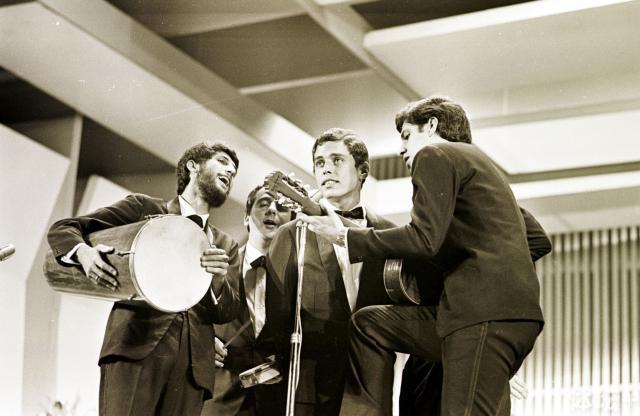 chico_buarque with the band MPB4.jpg